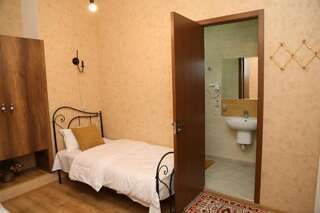 Отель Atlant Hotel Тбилиси Двухместный номер эконом-класса с 2 отдельными кроватями-4