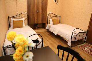 Отель Atlant Hotel Тбилиси Двухместный номер эконом-класса с 2 отдельными кроватями-9